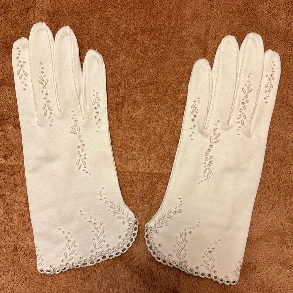 Elegant Cream Gloves with Delicate Embroidery